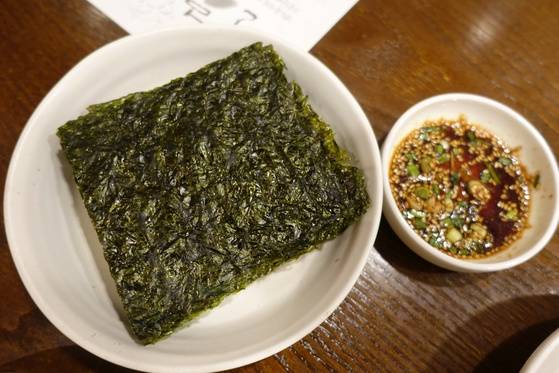 양념하지 않고 구운 파래김. 완도에서 자란 주인 정씨의 어린 시절은 ‘김 작업’으로 점철돼있다.
