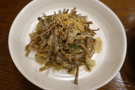 고구마잎줄기나물. ‘고운님’에서 직접 건조해서 쓴다. 흔히 ‘고구마줄기’ 또는 ‘고구마순’이라고 하지만 저 나물의 정확한 부위는 고구마 줄기에 붙어 자란 잎자루다.