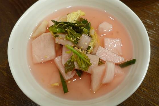 갓나박물김치. 붉은 갓으로 색을 냈다.