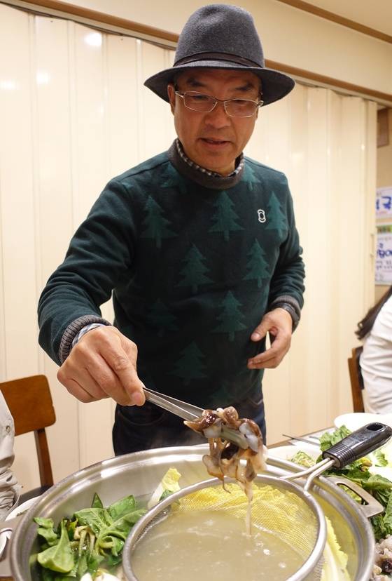 새조개 살을 끓는 국물에 데치려고 넣는 주인 정춘근씨.