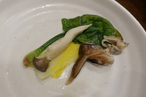 새조개 샤부샤부에 들어간 재료를 모아 놓으면 사합이 된다. 섬초(시금치)·느타리버섯·배추속대·새조개 살.