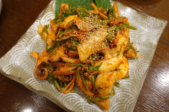 갑오징어무침. 이른 봄 ‘고운님’ 음식에는 전남 나주시 노안에서 나는 키 작은 미나리가 많이 들어간다.