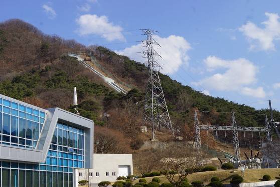 섬진강댐의 물을 끌어다가 수력발전으로 전기를 생산하는 칠보수력발전소. 발전에 사용한 물은 동진강을 거쳐 김제평야의 농업용수로 사용된다. 강찬수 기자