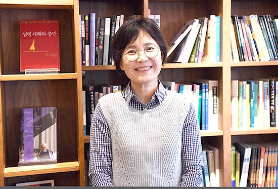 ‘너라는 우주를 만나’의 저자 김경아씨가 지난 14일 서울 마포구 북카페에서 인터뷰하고 있다. 신현가 인턴기자
