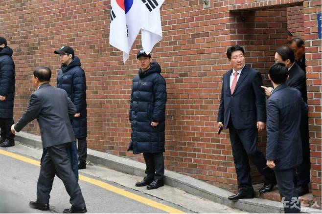 뇌물수수 혐의 등으로 이명박 전 대통령이 14일 오전 서울중앙지검에 출석하는 가운데 이재오 전 의원, 자유한국당 권성동 의원 등 이 전 대통령의 사저를 찾아던 측근들이 접견을 마치고 사저를 나서고 있다. (사진=윤창원 기자)