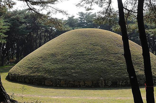 선덕여왕릉은 낭산 남쪽 중턱에 원형 봉토분으로 자리하고 있다.  ⓒ홍윤호