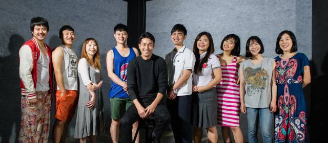 연극 ‘모럴 패밀리’ 배우들과 정우성이 한 자리에서 기념 사진을 찍었다.