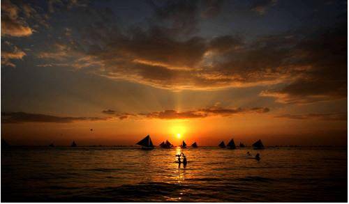 보라카이 해변의 석양.