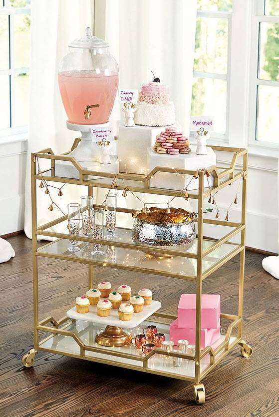 부엌에 있는 트롤리를 커피, 차, 다과류 등으로 채워 티 테이블로 활용하면 편리하다. /howtodecorate.com