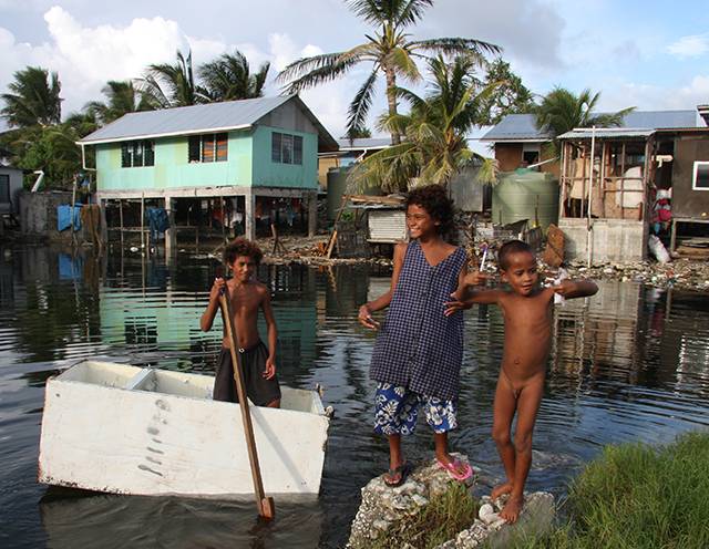 해수면 상승으로 가라앉는 섬나라 남태평양의 투발루.