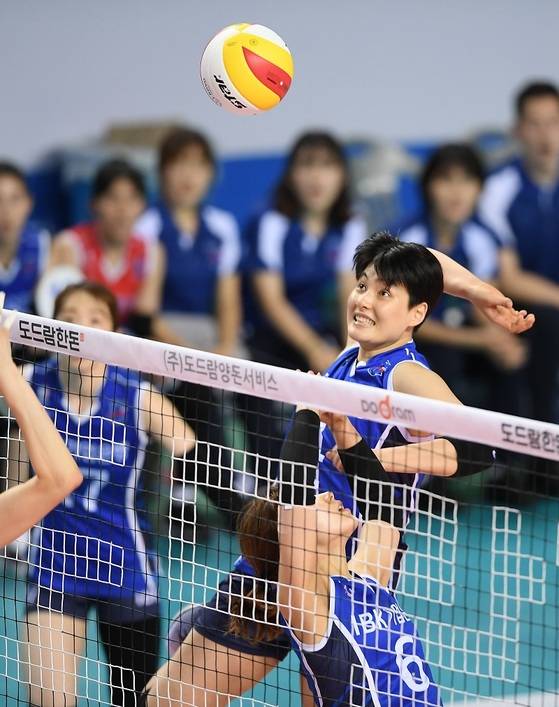 17일 화성에서 열린 현대건설과 플레이오프 1차전에서 활약한 IBK기업은행 김희진. [사진 한국배구연맹]