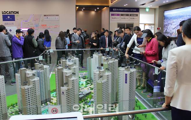 지난 16일 문을 연 인천 ‘계양 효성해링턴 플레이스’ 모델하우스 내부를 둘러보고 있는 방문객 모습.(사진=효성)