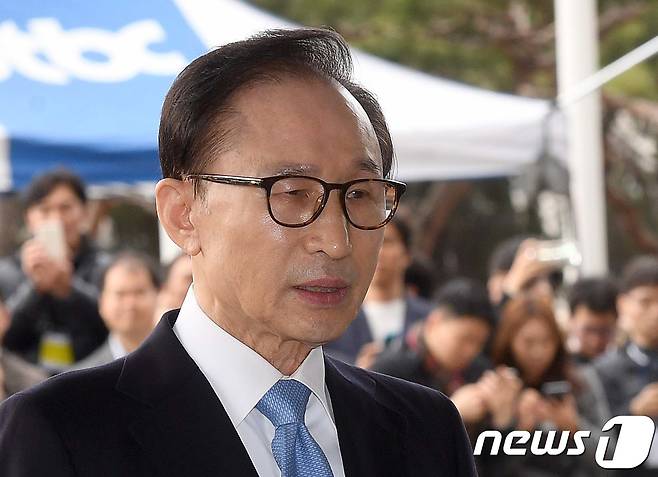 '뇌물수수·횡령·조세포탈' 등의 혐의를 받고 있는 이명박 전 대통령(77)이 14일 오전 피의자 신분으로 서울 서초동 중앙지검에 출석해 대국민 메시지를 밝히고 있다. 2018.3.14/뉴스1 © News1 사진공동취재단