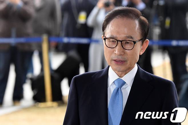 '뇌물수수·횡령·조세포탈' 등의 혐의를 받고 있는 이명박 전 대통령(77)이 14일 오전 피의자 신분으로 서울 서초동 중앙지검에 출석하고 있다. 2018.3.14/뉴스1 © News1 사진공동취재단