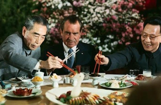 리처드 닉슨 대통령이 상하이 코뮤니케 합의 후 저우언라이 총리 등과 식사를 하고 있다. /게티