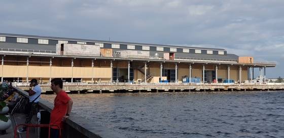 쿠바 아바나 항구의 창고 모습. 오랫동안 방치됐는데 외국 투자를 얻으면 수리할 것이라고 한다.