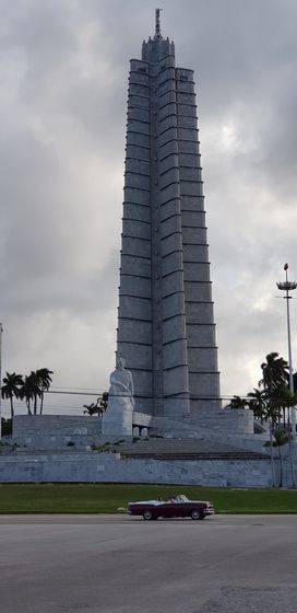 쿠바 아바나 시내 혁명광장에 자리 잡은 독립혁명 영웅 호세 마르티의 동상과 추모탑. 피델 카스트로는 자신의 동상을 세우지 못하게 했지만 독립 영웅 호세 마르티 동상은 허용해 쿠바 전역에서 볼 수 있다.