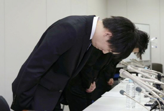 와다 고이치로(왼쪽) 코인체크 최고경영자(CEO)와 코인체크 공동설립자이자 최고운영책임자(COO) 오오츠카 유스케가 지난달 27일 도쿄에서 해킹사고에 대해 사과하고 있다. / 사진=연합뉴스