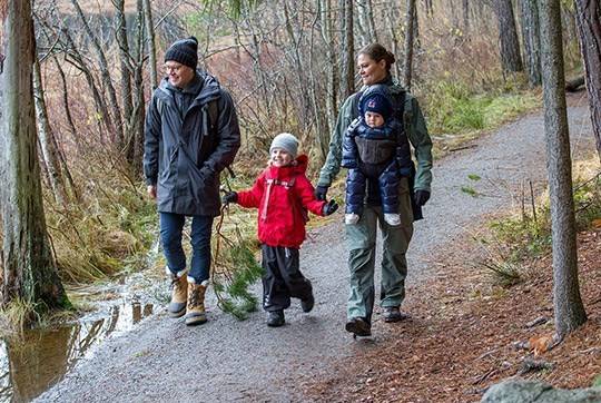 헬스트레이너 출신인 다니엘 공작 뿐 아니라 빅토리아 왕세녀 자신도 스포츠를 즐기는 활달한 성격이다. 티레스타 국립공원에서 온 가족이 트레킹을 즐기는 모습. [사진 스웨덴왕실]