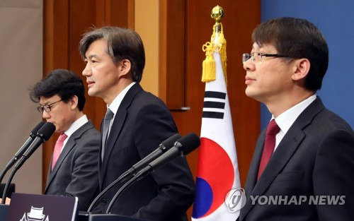 헌법 전문과 기본권 부분 설명하는 조국 민정수석 (서울=연합뉴스) 배재만 기자 = 청와대 조국 민정수석이 20일 오전 춘추관 대브리핑실에서 문재인 대통령이 발의할 개헌안 중 전문과 기본권 부분의 내용과 조문 배경 등을 설명하고 있다. 왼쪽은 진성준 정무기획비서관, 오른쪽은 김형연 법무 비서관. 2018.3.20      scoop@yna.co.kr