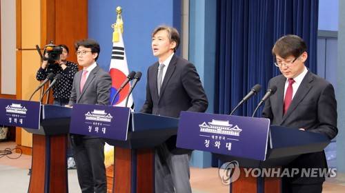 헌법 전문과 기본권 부분 설명하는 조국 민정수석 (서울=연합뉴스) 배재만 기자 = 청와대 조국 민정수석이 20일 오전 춘추관 대브리핑실에서 문재인 대통령이 발의할 개헌안 중 전문과 기본권 부분의 내용과 조문 배경 등을 설명하고 있다. 왼쪽은 진성준 정무기획비서관, 오른쪽은 김형연 법무 비서관.       scoop@yna.co.kr