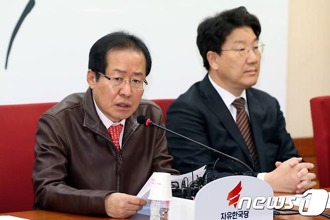 홍준표 자유한국당 대표가 지난 20일 오전 서울 여의도 당사에서 열린 6.13지방선거 총괄기획단 전체회의에 참석해 모두발언을 하고 있다./뉴스1 © News1 이광호 기자