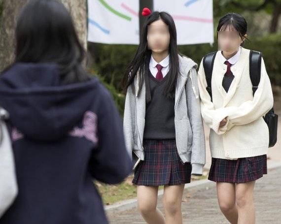 여학생들에게 보기 좋다는 이유로 추운 날씨에도 치마만 입도록 하는 중.고등학교가 있다. 특히 최근 여학생 교복은 지나치게 짧고 작아 편의성이 떨어진다는 지적이 나오고 있다. 사진=연합뉴스