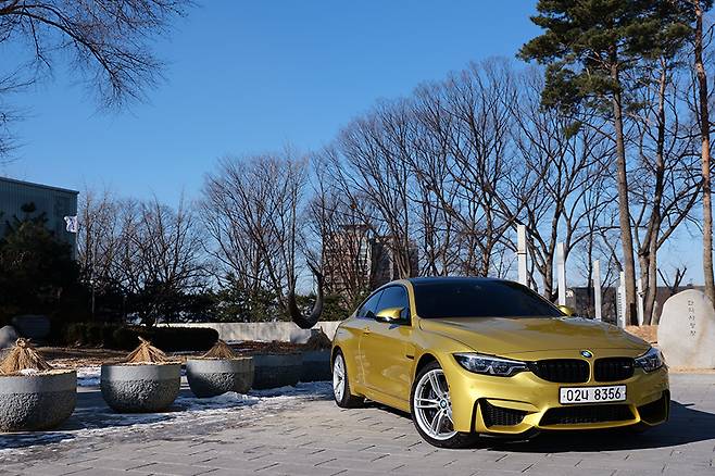 BMW가 공개한 M4 컴패티션 패키지는 기존 M4보다 향상된 주행 성능을 자랑한다