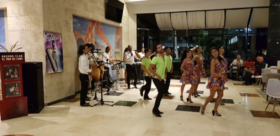 쿠바 아바나의 메모리스 호텔 로비에서 저녁마다 벌어지는 라틴 음악과 댄스 공연. 공연팀은 외국인 여행자들이 박수와 함께 주는 팁으로 생활한다고 한다.