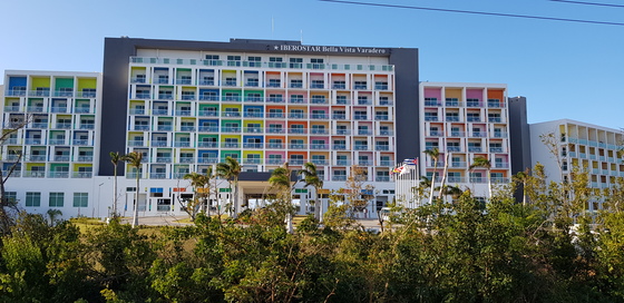 쿠바 외구긴 전용 리조트 단지인 바라데로 반도에 외국 자본을 바탕으로 새로 들어선 호텔 건물들.