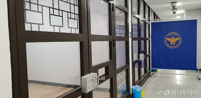 강화 플라스틱으로 제작된 유치실 벽면. /사진=최민지 기자