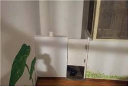 종전의 유치장 화장실. 위 아래가 뚫려있어 인권침해 요소가 있다는 지적을 받아왔다. /사진제공=경찰청