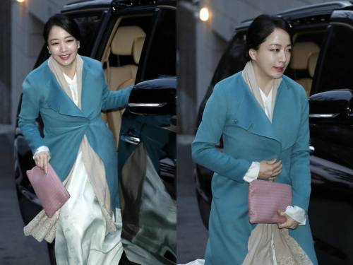 노현정 전 아나운서가 고 정주영 현대그룹 명예회장의 17주기 제사에 참석하기 위해 20일 서울 용산구 한남동 소재 정몽구 현대자동차그룹 회장 자택으로 들어서고 있다. 뉴시스