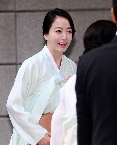 노현정이 2017년 8월 16일 오후 서울 용산구 한남동 정몽구 회장 자택으로 들어서고 있다.