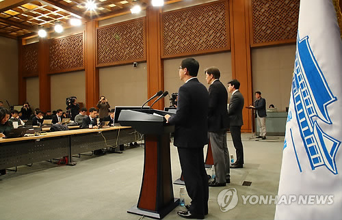 대통령 헌법 개정안 '지방분권·경제' 설명 (서울=연합뉴스) 황광모 기자 = 청와대 조국 민정수석(가운데)이 21일 오전 춘추관 대브리핑실에서 문재인 대통령이 발의할 개헌안 중 '지방분권'과  '경제부분'을 설명하고 있다. 오른쪽부터 진성준 정무기획비서관, 조 수석, 김형연 법무 비서관.       hkmpooh@yna.co.kr