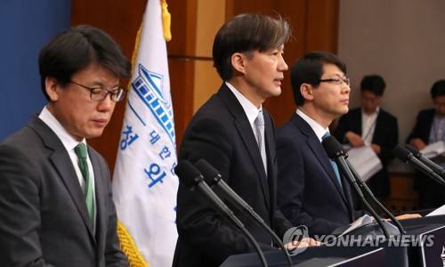 지방분권 부분 헌법 개정안 설명하는 조국 수석 (서울=연합뉴스) 황광모 기자 = 청와대 조국 민정수석(가운데)이 21일 오전 춘추관 대브리핑실에서 문재인 대통령이 발의할 개헌안 중 '지방분권'과  '경제부분'을 설명하고 있다. 왼쪽부터 진성준 정무기획비서관, 조 수석, 김형연 법무 비서관.       hkmpooh@yna.co.kr