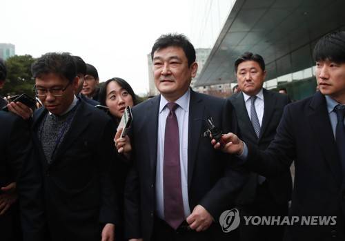 취재진 질문 받는 더블스타 차이융썬 회장 (서울=연합뉴스) 홍해인 기자 = 금호타이어 인수를 추진하는 중국 타이어업체 더블스타의 차이융썬 회장이 21일 오후 서울 여의도 KDB산업은행을 찾아 이동걸 산업은행 회장 등 금호타이어 채권단 면담을 마친 뒤 떠나며 취재진의 질문을 받고 있다.     hihong@yna.co.kr