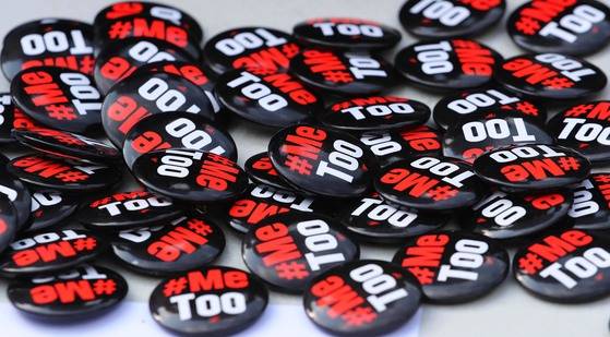 서울 종로구 광화문광장에서 열린 3.8 여성의 날 민주노총 전국 여성노동자대회에서 주최 측이 참가자들과 시민들에게 나눠주기 위한 미투 배지가 진열돼 있다. [연합뉴스]