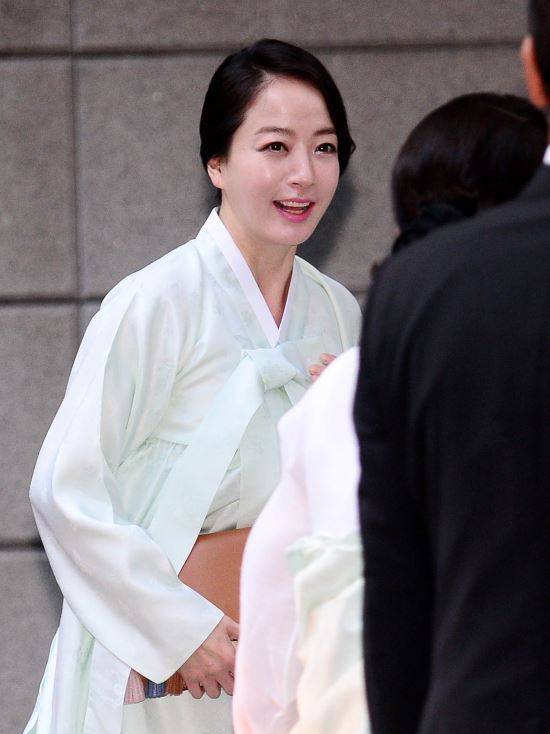 정대선 현대 비에앤씨 사장의 부인 노현정 전 아나운서가 고 변중석 여사 10주기 기일을 하루 앞둔 지난해 8월 16일 오후 서울 용산구 한남동 정몽구 회장 자택으로 들어서고 있다.