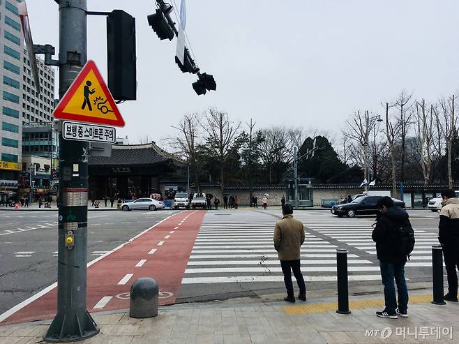 서울시에서 설치한 보행 중 스마트폰 사용 주의 표지판 /사진=남궁민 기자