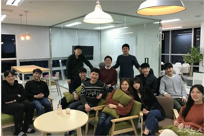 간편 전자계약 서비스 '모두싸인'을 개발해 운영 중인 로아팩토리 임직원들 (사진 = 로아팩토리 제공)