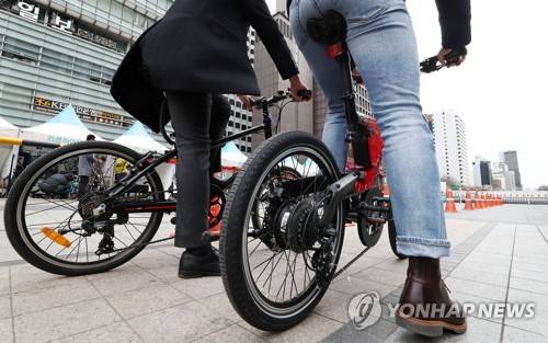 22부터 전기자전거 자전거도로 통행 가능 (서울=연합뉴스) 이재희 기자 = 21일 오전 서울 청계광장에 행정안전부가 '전기자전거 시승 체험존'을 마련, 관계자가 전기자전거를 시험 운전하고 있다.     22일부터 최고속도 25Km/h 미만, 전체 중량 30Kg 미만의 페달보조방식 전기자전거에 한해 자전거도로 통행이 가능하다. 2018.3.21      scape@yna.co.kr