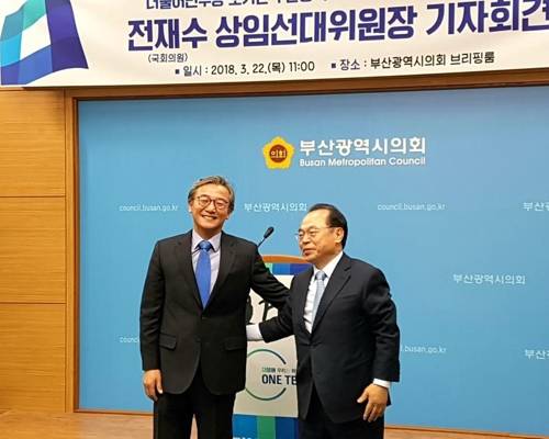 "부산 지방권력 교체를 위해" (부산=연합뉴스) 민주당 오거돈 부산시장 예비후보와 전재수 국회의원이 22일 기자회견을 열어 부산 지방권력 교체를 다짐했다. 전 의원은 이날 오거돈캠프 상임선대위원장을 맡기로 했다. 2018. 3. 22