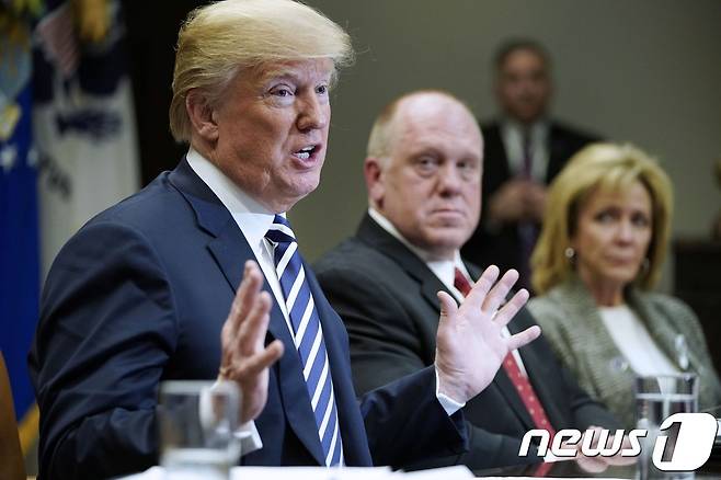 도널드 트럼프 미국 대통령이 20일 (현지시간) 워싱턴 백악관에서 열린 이민자 보호도시 경관들과 라운드테이블 토론회에서 발언을 하고 있다. © AFP=뉴스1