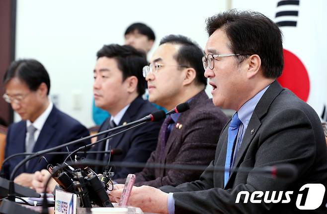 우원식 더불어민주당 원내대표가 23일 오전 서울 여의도 국회 당 원내대표실에서 열린 원내대책회의에서 모두발언을 하고 있다. 2018.3.23/뉴스1 © News1 박정호 기자