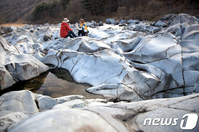 신비한 하얀색의 돌들이 장관을 이루는 청송 백석탄(한국관광공사 제공) © News1 노정은 기자