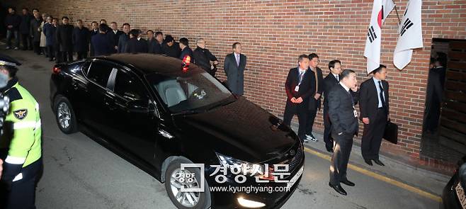 이명박 전 대통령의 구속영장이 발부된 22일 밤 검찰의 영장 집행 차량이 도착한 서울 강남구 논현동 이 전 대통령 자택 앞에 측근들이 길게 도열해 있다. 강윤중 기자