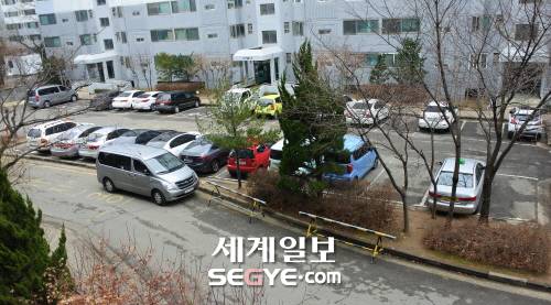 인근에 주차할 공간이 있지만 소방도로에 주차했다. 사고가 발생하면 소방차 진입이 어려워 골든타임을 놓칠 수 있다. 또 꼬리를 물듯 주차가 이어져 문제로 지적된다.