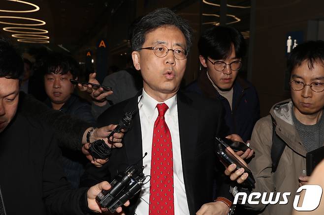 미국에서 한미 FTA 개정과 철강 관세 면제를 연계한 마라톤 협상을 벌인 김현종 산업통상자원부 통상교섭본부장이 25일 오후 인천국제공항을 통해 귀국하고 있다. 2018.3.25/뉴스1 © News1 민경석 기자