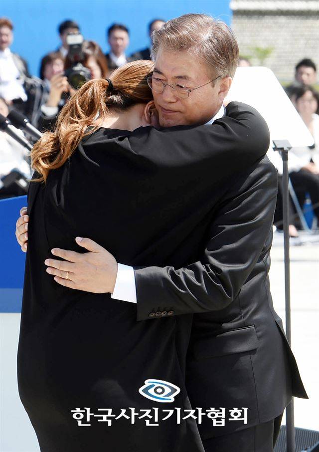 [제54회 한국보도사진전 한국보도사진가협회가 선정한 올해의 사진상 - 5∙18 유족 안아주는 문 대통령] 문재인 대통령이 제37주년 5∙18 민주화운동 기념식이 열린 광주광역시 북구 운정동 국립 5∙18민주묘지에서 유족인 김소형씨을 안아주며 위로하고 있다. 2017.5.18 한국경제신문 강은구 기자